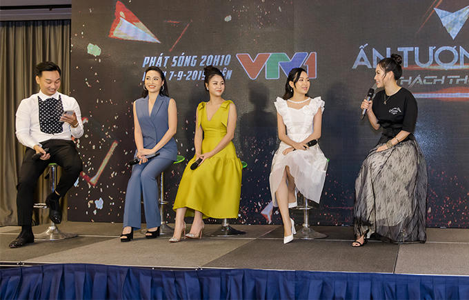 Đến khi giao lưu với đoàn phim Những cô gái trong thành phố, Minh Hà mới xuất hiện trên sân khấu.