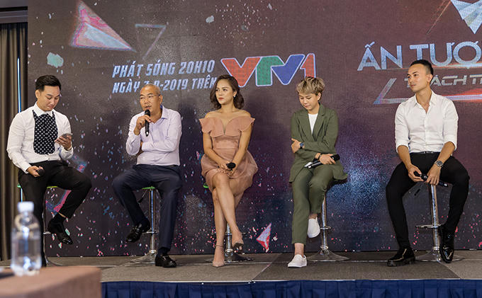 Thu Quỳnh, Bảo Hân tham gia giao lưu với khán giả cùng đạo diễn Danh Dũng và diễn viên Hoàng Anh Vũ. Đạo diễn Danh Dũng cho biết, anh cảm thấy rất áp lực khi mới bắt đầu thực hiện Về nhà đi con.