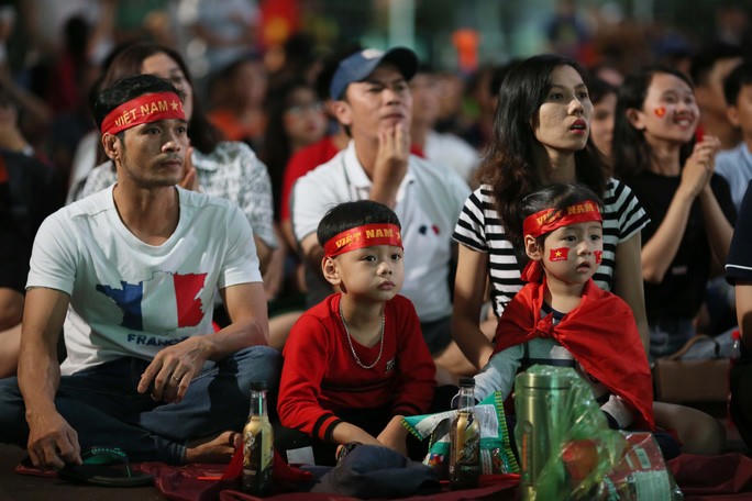 Muôn màu cảm xúc CĐV Việt Nam trong trận hòa Thái Lan - Ảnh 2.