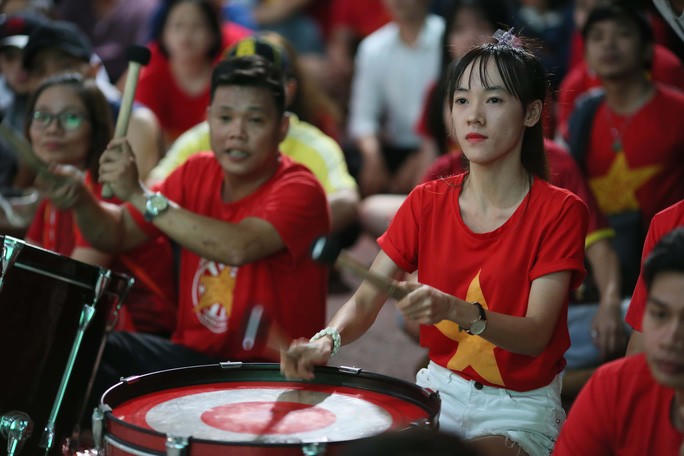 Muôn màu cảm xúc CĐV Việt Nam trong trận hòa Thái Lan - Ảnh 4.