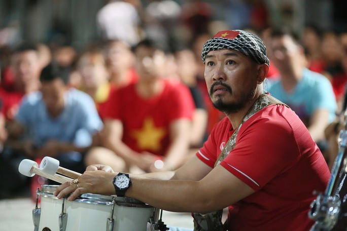 Muôn màu cảm xúc CĐV Việt Nam trong trận hòa Thái Lan - Ảnh 7.