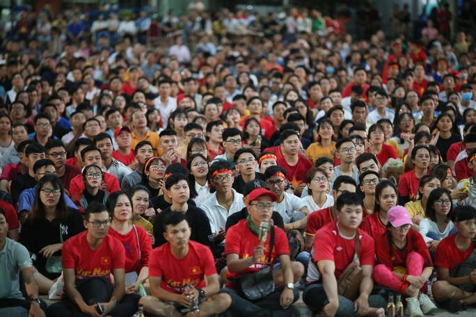 Muôn màu cảm xúc CĐV Việt Nam trong trận hòa Thái Lan - Ảnh 1.