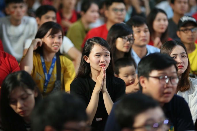 Muôn màu cảm xúc CĐV Việt Nam trong trận hòa Thái Lan - Ảnh 6.