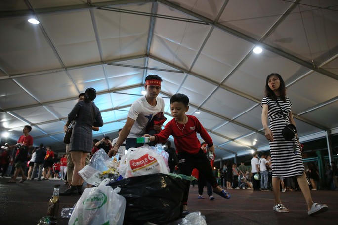 Muôn màu cảm xúc CĐV Việt Nam trong trận hòa Thái Lan - Ảnh 12.