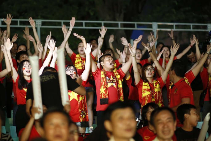Muôn màu cảm xúc CĐV Việt Nam trong trận hòa Thái Lan - Ảnh 13.