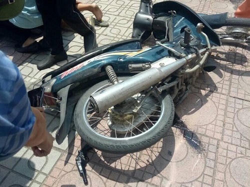 Xe và khẩu súng giả tại hiện trường. Ảnh: V.D