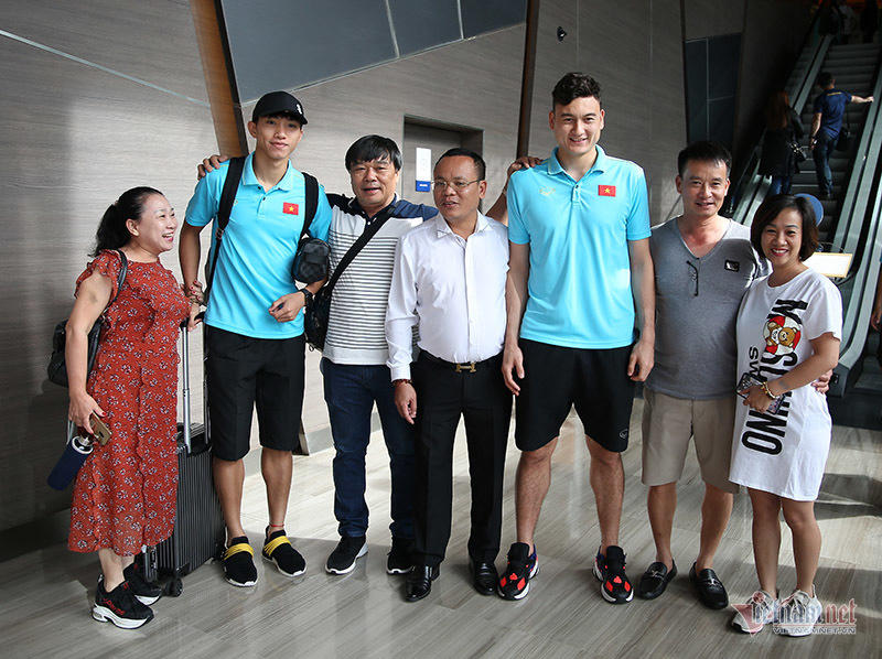 Đặng Văn Lâm ôm chặt Văn Hậu, bịn rịn chia tay tuyển Việt Nam