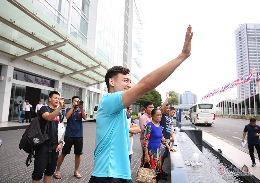 Đặng Văn Lâm ôm chặt Văn Hậu, bịn rịn chia tay tuyển Việt Nam