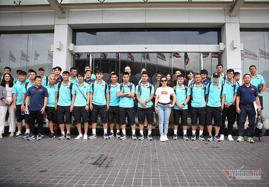 Đặng Văn Lâm ôm chặt Văn Hậu, bịn rịn chia tay tuyển Việt Nam