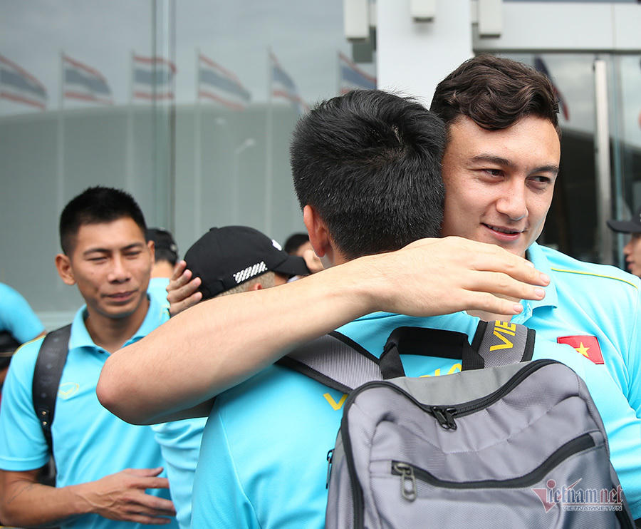 Đặng Văn Lâm ôm chặt Văn Hậu, bịn rịn chia tay tuyển Việt Nam