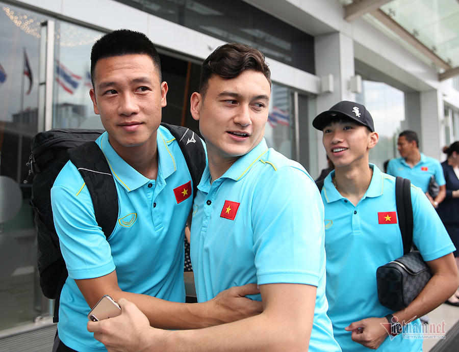 Đặng Văn Lâm ôm chặt Văn Hậu, bịn rịn chia tay tuyển Việt Nam