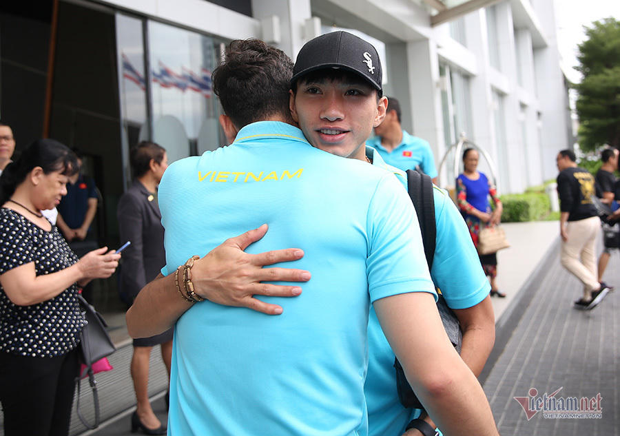 Đặng Văn Lâm ôm chặt Văn Hậu, bịn rịn chia tay tuyển Việt Nam