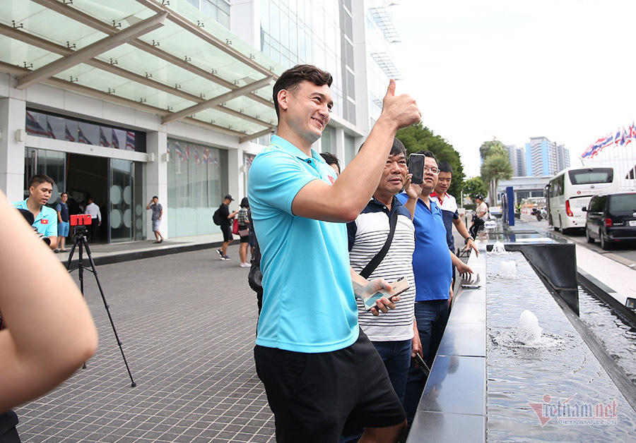 Đặng Văn Lâm ôm chặt Văn Hậu, bịn rịn chia tay tuyển Việt Nam