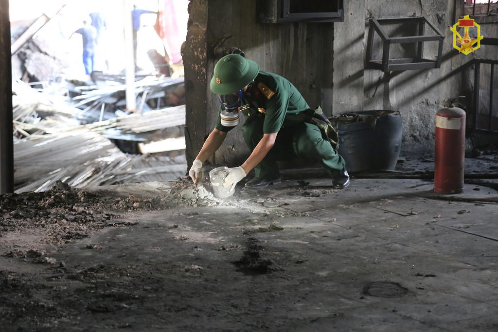 Chuyên gia hóa học xử lý ô nhiễm sau đám cháy Công ty Rạng Đông thế nào?