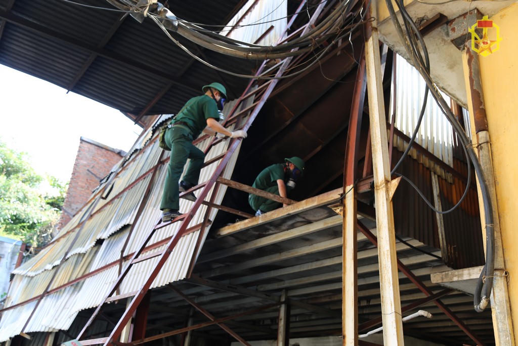 Chuyên gia hóa học xử lý ô nhiễm sau đám cháy Công ty Rạng Đông thế nào?