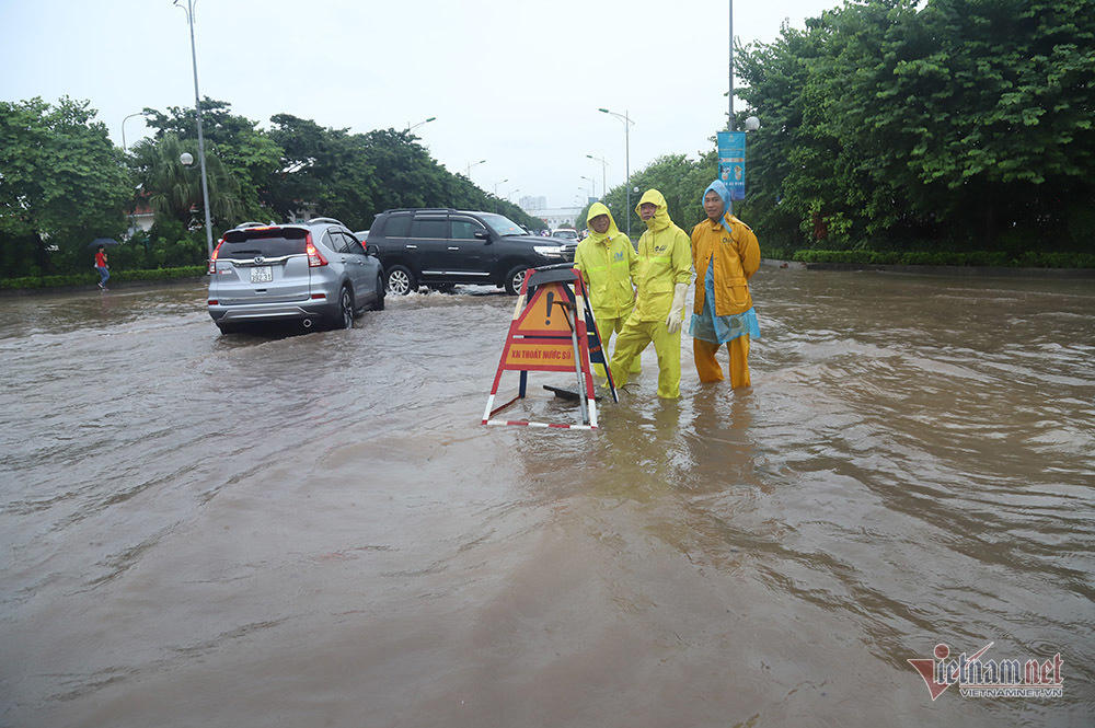 Ngã nhào giữa 'biển nước' Long Biên, quý cô bất lực cầu cứu