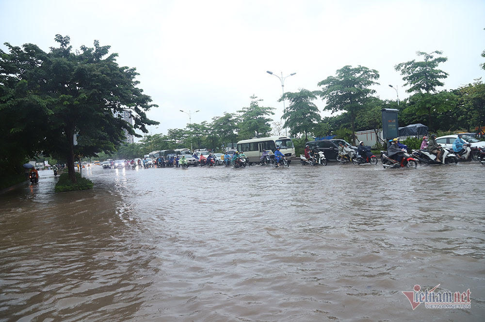 Ngã nhào giữa 'biển nước' Long Biên, quý cô bất lực cầu cứu