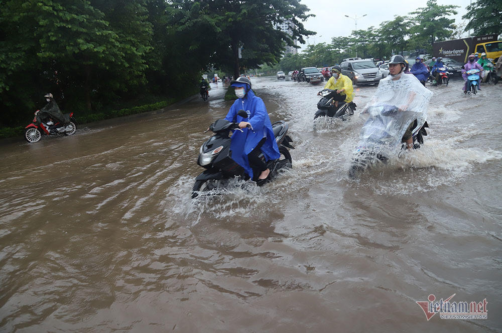 Ngã nhào giữa 'biển nước' Long Biên, quý cô bất lực cầu cứu