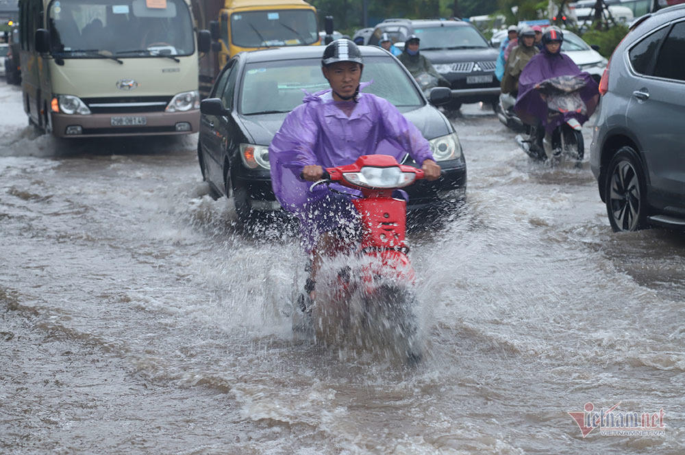 Ngã nhào giữa 'biển nước' Long Biên, quý cô bất lực cầu cứu
