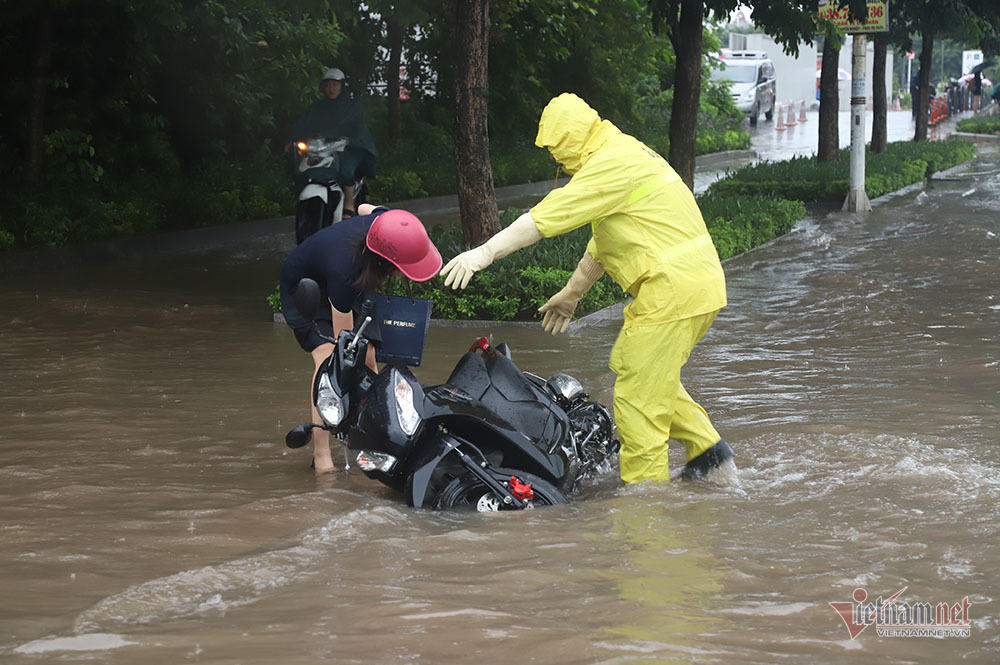 Ngã nhào giữa 'biển nước' Long Biên, quý cô bất lực cầu cứu
