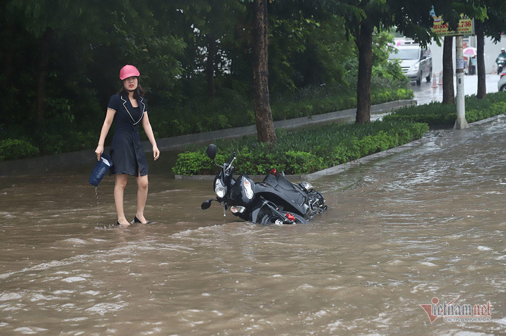 Ngã nhào giữa 'biển nước' Long Biên, quý cô bất lực cầu cứu