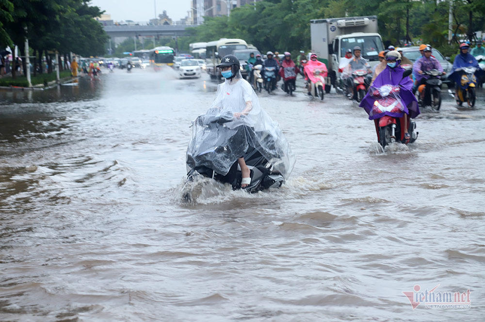 Ngã nhào giữa 'biển nước' Long Biên, quý cô bất lực cầu cứu