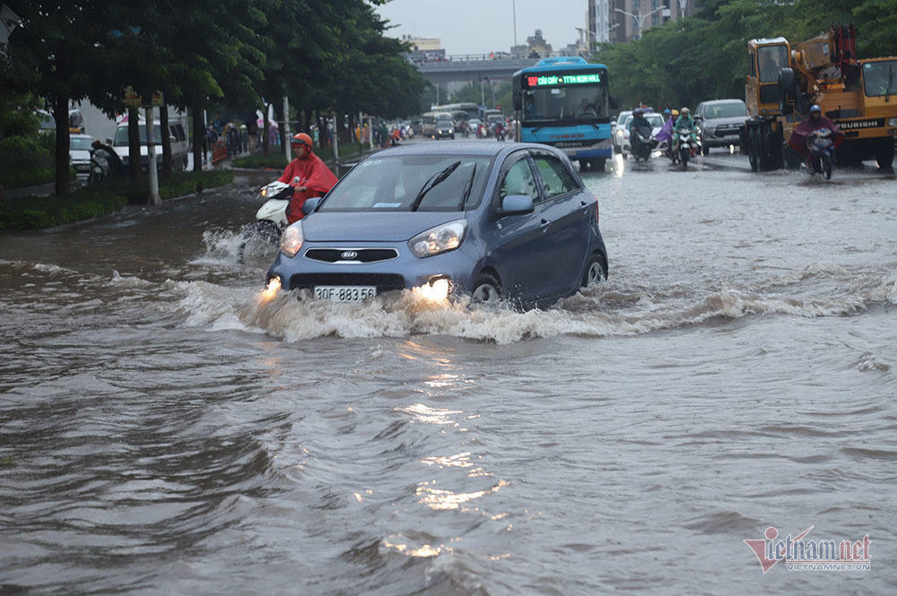 Ngã nhào giữa 'biển nước' Long Biên, quý cô bất lực cầu cứu