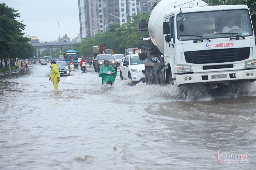 Ngã nhào giữa 'biển nước' Long Biên, quý cô bất lực cầu cứu