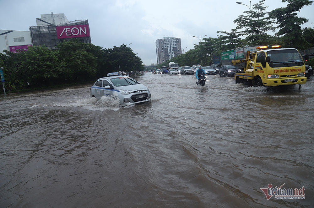 Ngã nhào giữa 'biển nước' Long Biên, quý cô bất lực cầu cứu