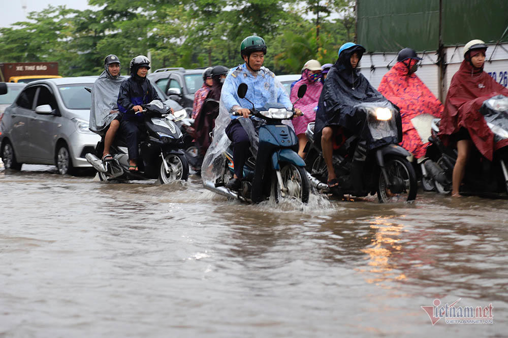 Ngã nhào giữa 'biển nước' Long Biên, quý cô bất lực cầu cứu