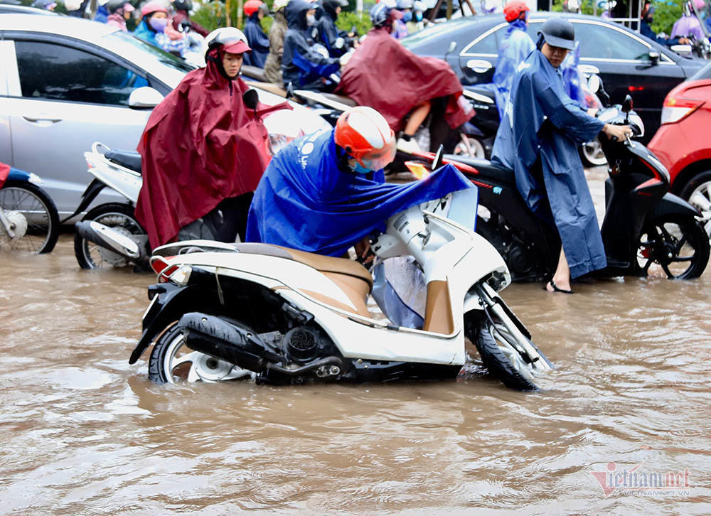 Ngã nhào giữa 'biển nước' Long Biên, quý cô bất lực cầu cứu