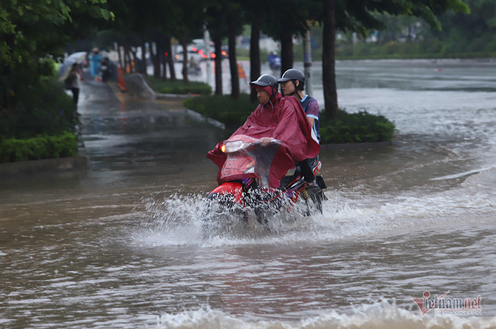 Ngã nhào giữa 'biển nước' Long Biên, quý cô bất lực cầu cứu