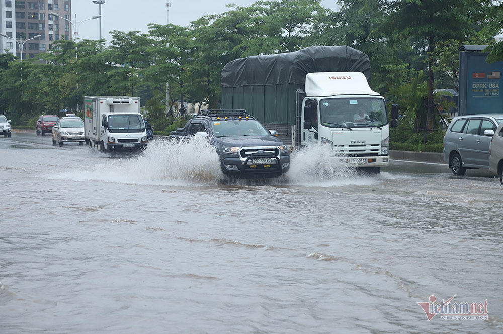 Ngã nhào giữa 'biển nước' Long Biên, quý cô bất lực cầu cứu