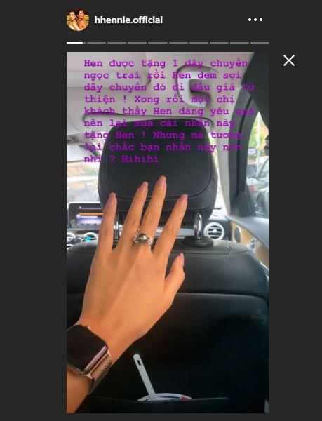 Hành động bất ngờ của H’Hen Niê khi nhận món quà giá trị khiến mọi người nể phục hình ảnh 2 hanh dong bat ngo cua h’hen nie khi nhan mon qua gia tri khien moi nguoi ne phuc hinh anh 2