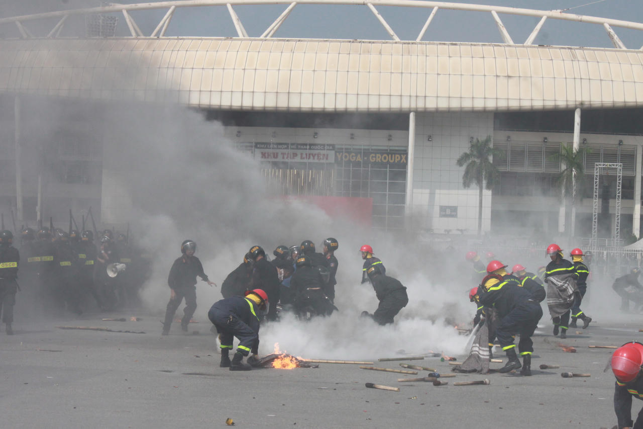 Ấn tượng cảnh công an diễn tập chống gây rối, khủng bố tại Hà Nội