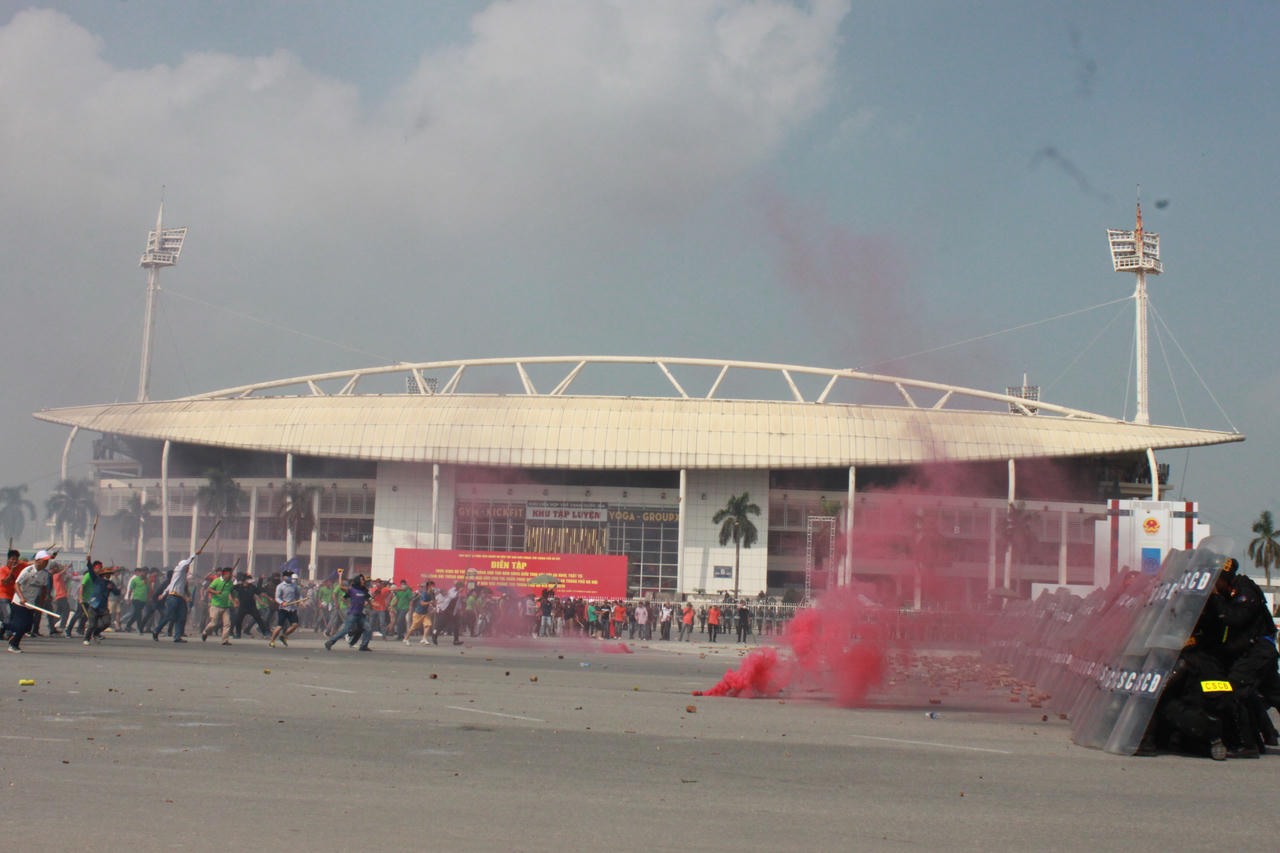 Ấn tượng cảnh công an diễn tập chống gây rối, khủng bố tại Hà Nội