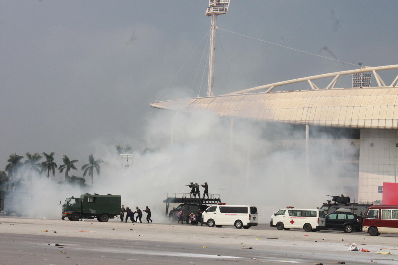 Ấn tượng cảnh công an diễn tập chống gây rối, khủng bố tại Hà Nội