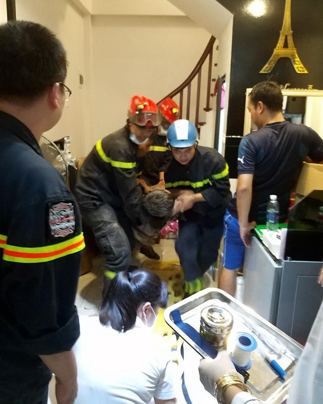 Hà Nội: Người đàn ông mắc kẹt hi hữu giữa 3 căn nhà - 2