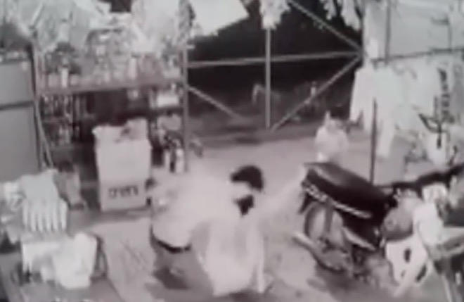 vu chong danh dap vo tu duoi nuoc len tan bo: loi cay dang cua vo hinh anh 2