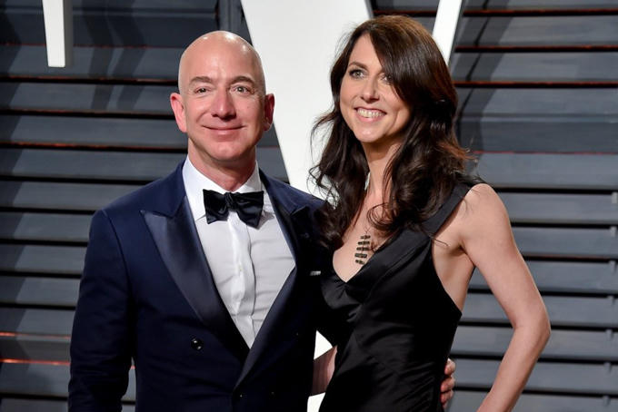 Mùa hè bận rộn của Jeff Bezos