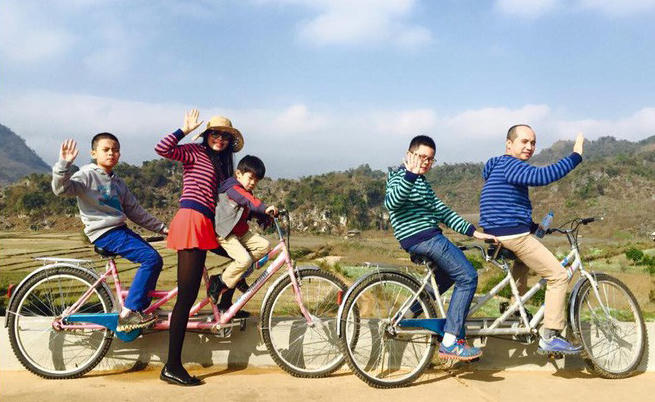 Đi du lịch ở bản Áng, Mộc Châu năm 2015, gia đình chị Ngàvẫn dành 2 ngày leo đồi. Ảnh: N.N.