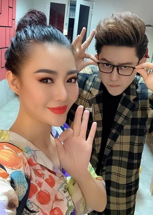 Anh thường xuyên chia sẻ hình ảnh hậu trường cùng các đồng nghiệp như Bảo Anh, Lan cave Thanh Hương, Đinh Hương, Khởi Mi...