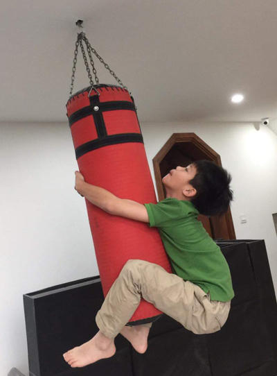 Sơn luyện thể lực hàng ngày, nếu không tập ngoài trời thì sẽ tập các dụng cụ trong nhà. Ảnh: N.N