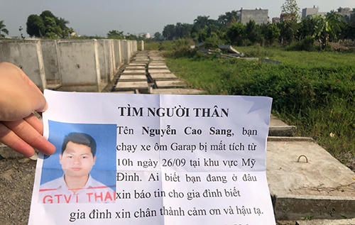 Tờ rơi tìm kiếm Sang phát dọc hiệntrường phát hiện thi thể. Ảnh: Phạm Dự.