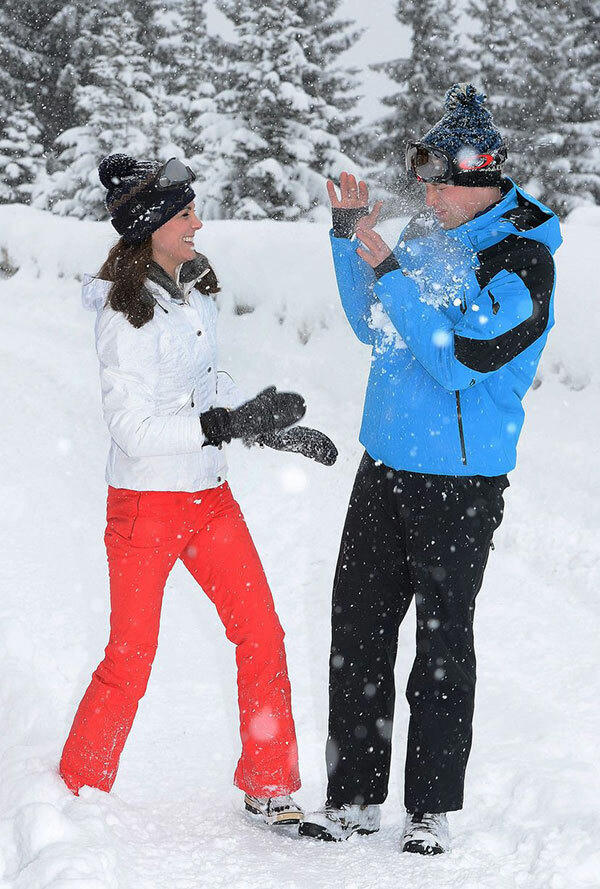 Công tước xứ Cambridge bất ngờ khi bị vợ ném tuyết vào mặt.