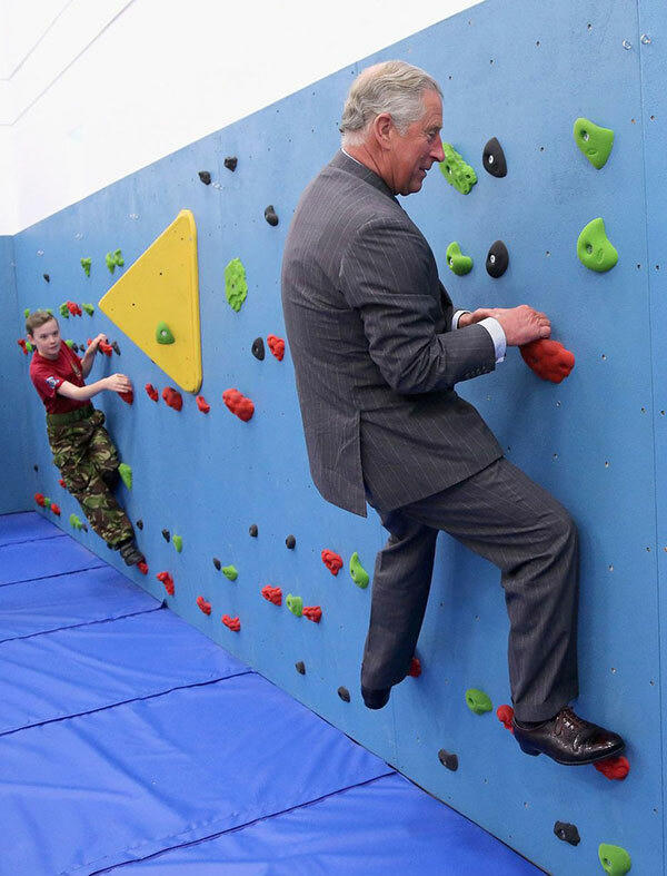 Thái tử Charles (70 tuổi) bối rối chơi trò leo núi trong nhà.