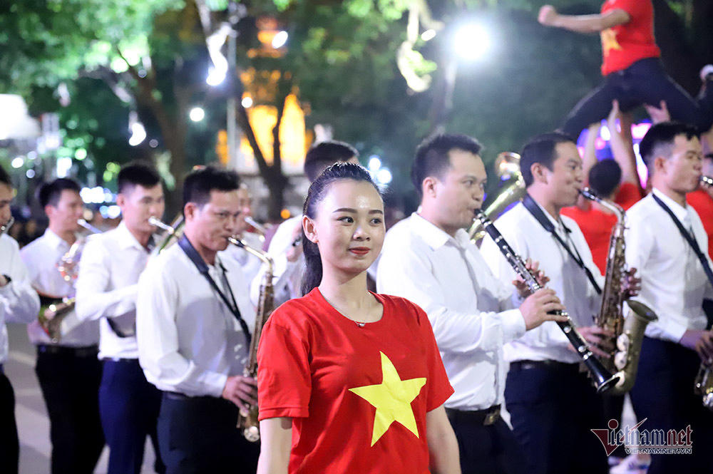 Đại tướng Tô Lâm mang dàn kèn làm rộn ràng phố đi bộ Hồ Gươm