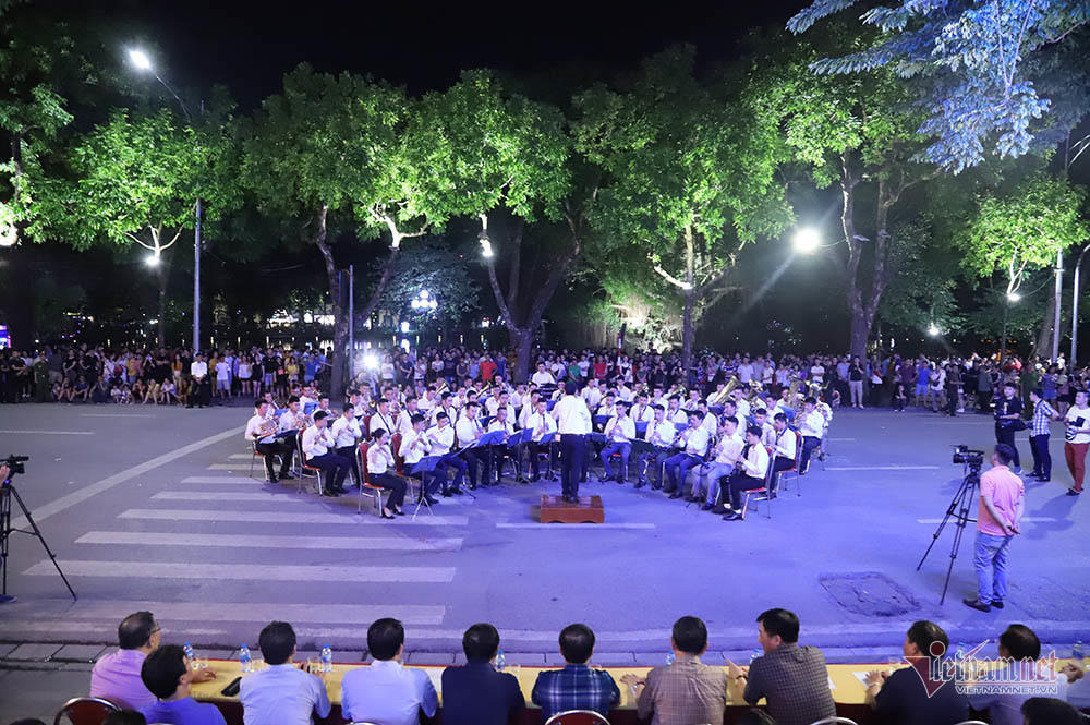 Đại tướng Tô Lâm mang dàn kèn làm rộn ràng phố đi bộ Hồ Gươm