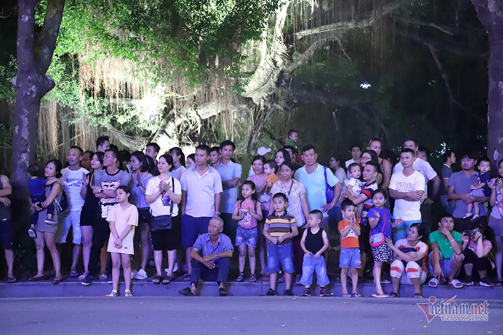 Đại tướng Tô Lâm mang dàn kèn làm rộn ràng phố đi bộ Hồ Gươm