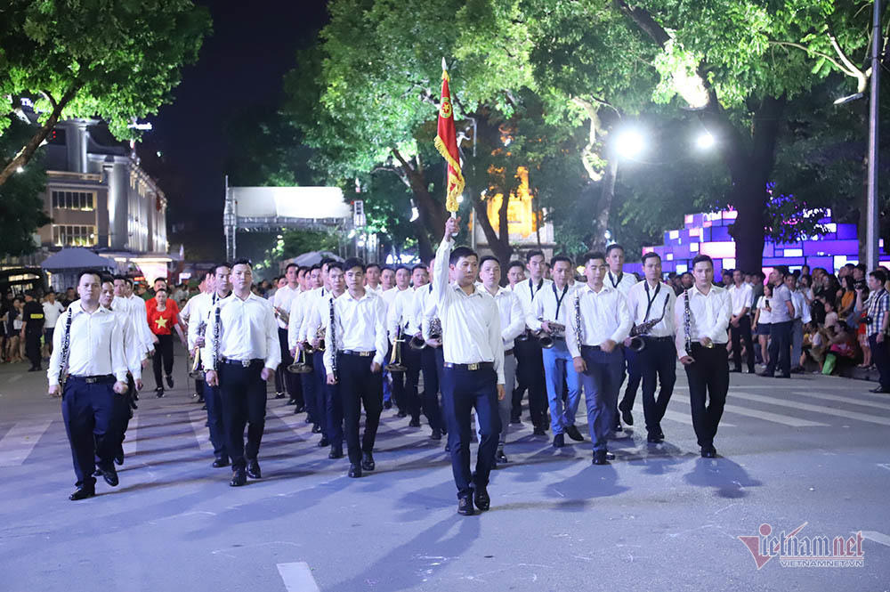 Đại tướng Tô Lâm mang dàn kèn làm rộn ràng phố đi bộ Hồ Gươm